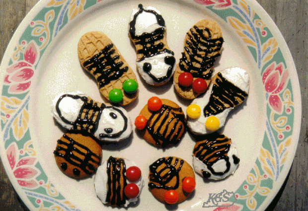 A plate of cookies decorated to look like trilobites.