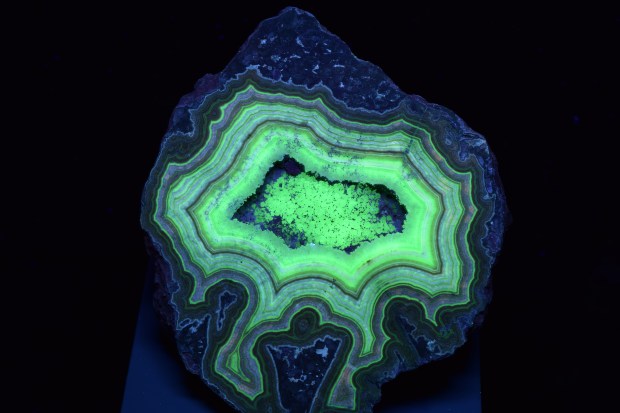 Dryhead agate under shortwave UV light